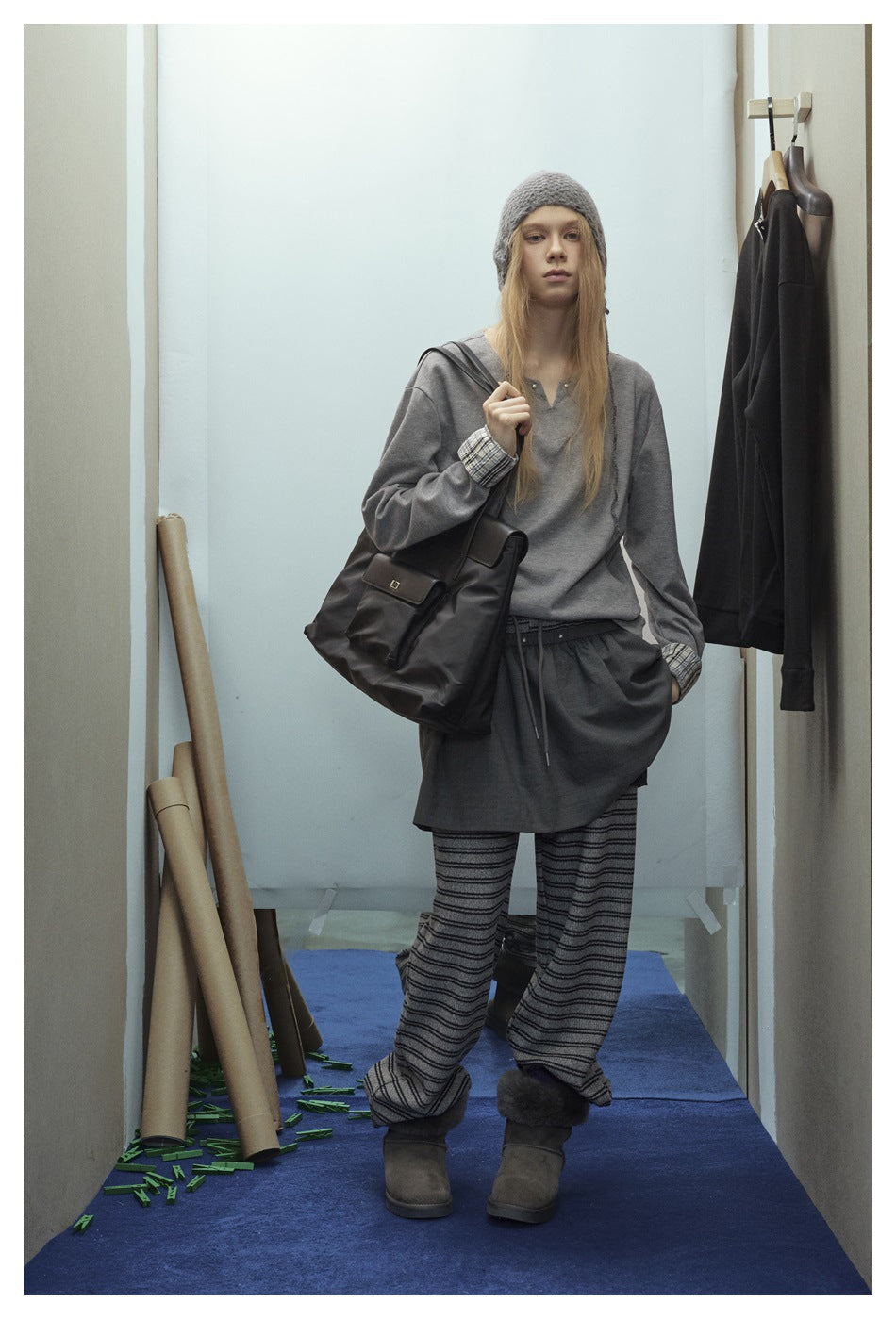 Zwoyren Plaid-Lined V-Neck Sweatshirt