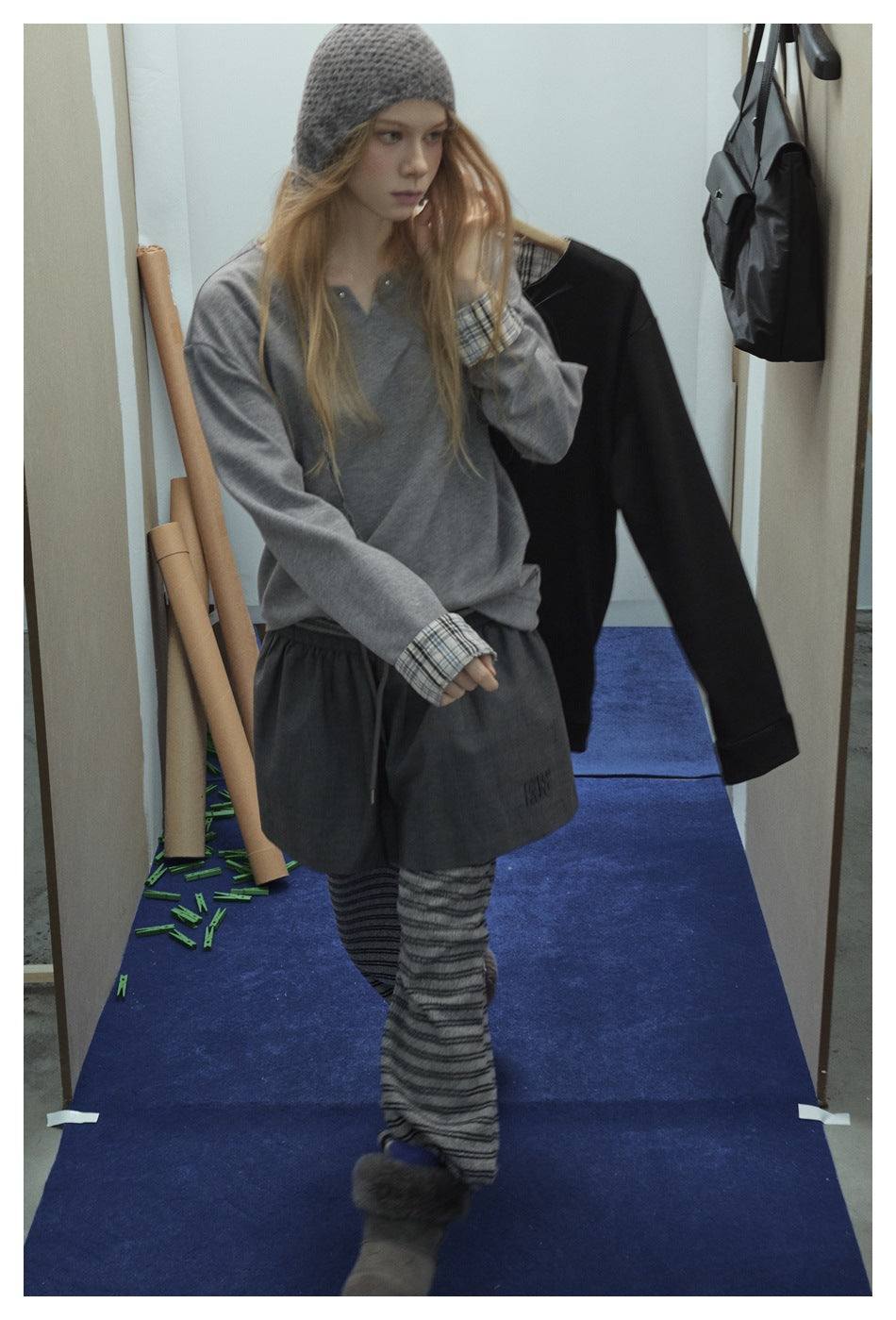 Zwoyren Plaid-Lined V-Neck Sweatshirt