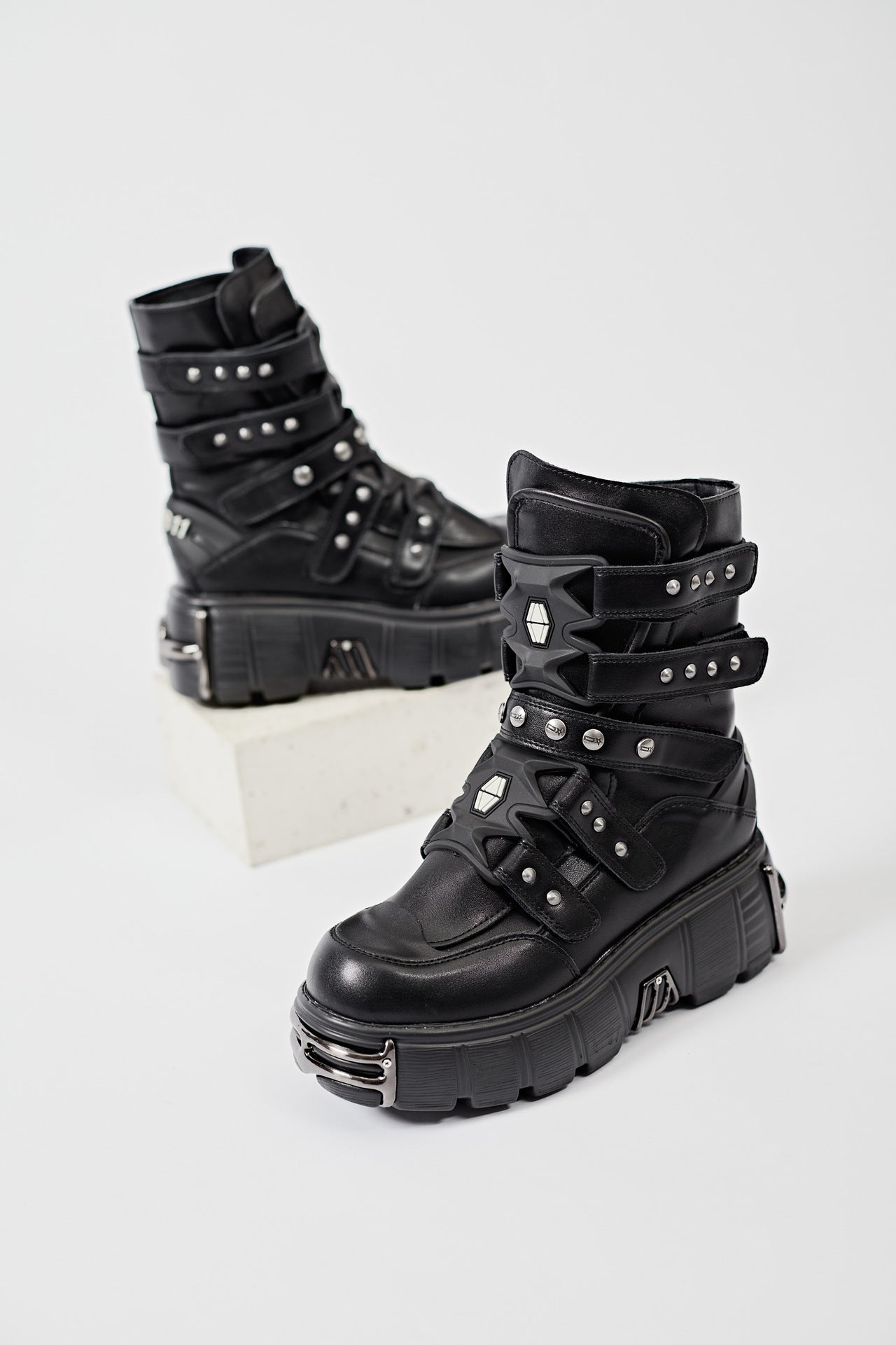 Zwoyren Heavy Metal Platform Bot