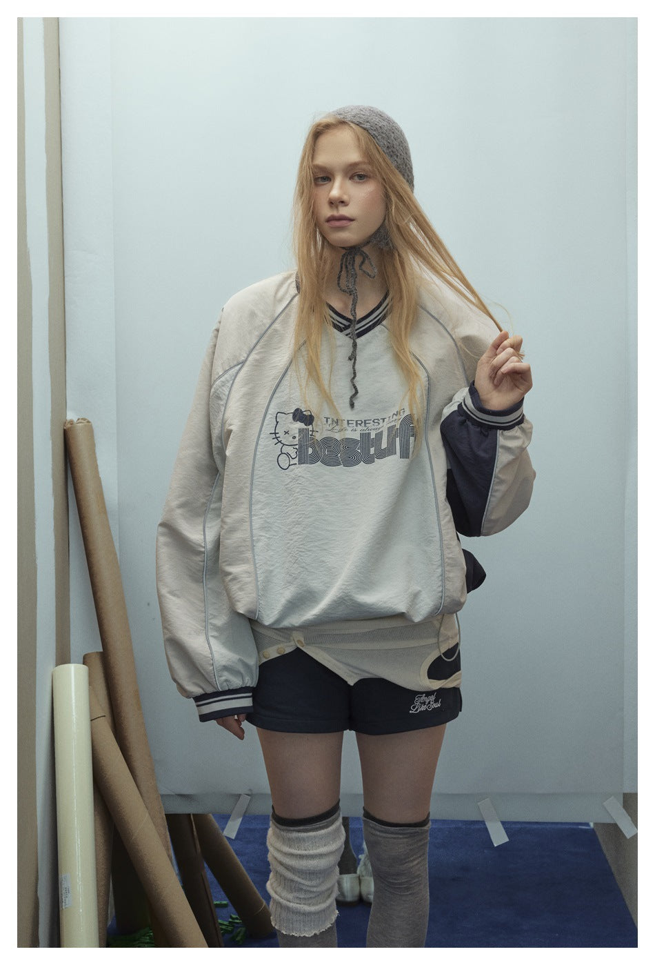 Zwoyren Hello Kitty Graphic V-Neck Sweatshirt