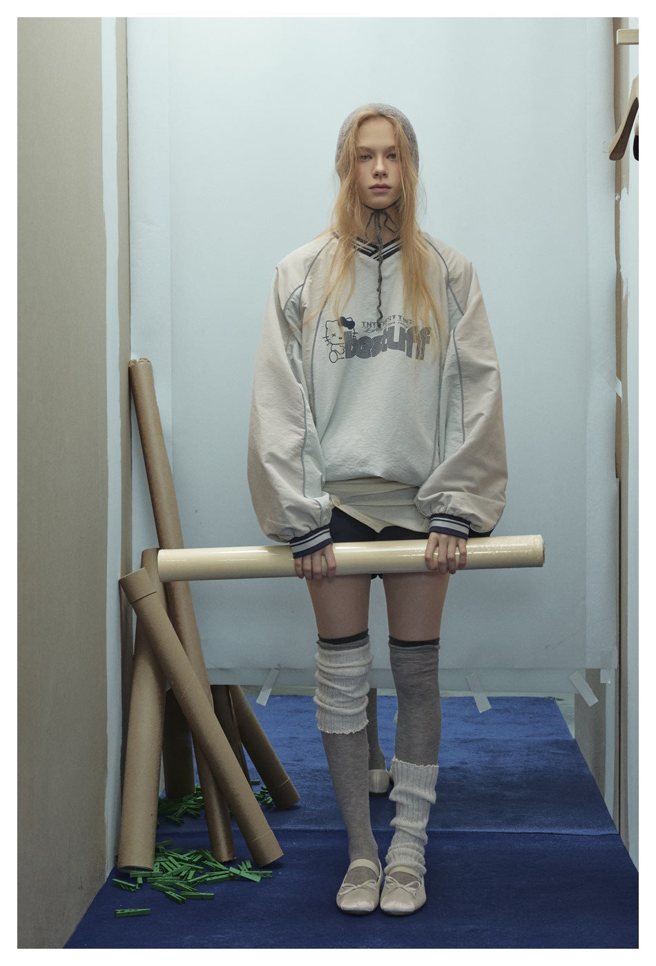 Zwoyren Hello Kitty Graphic V-Neck Sweatshirt