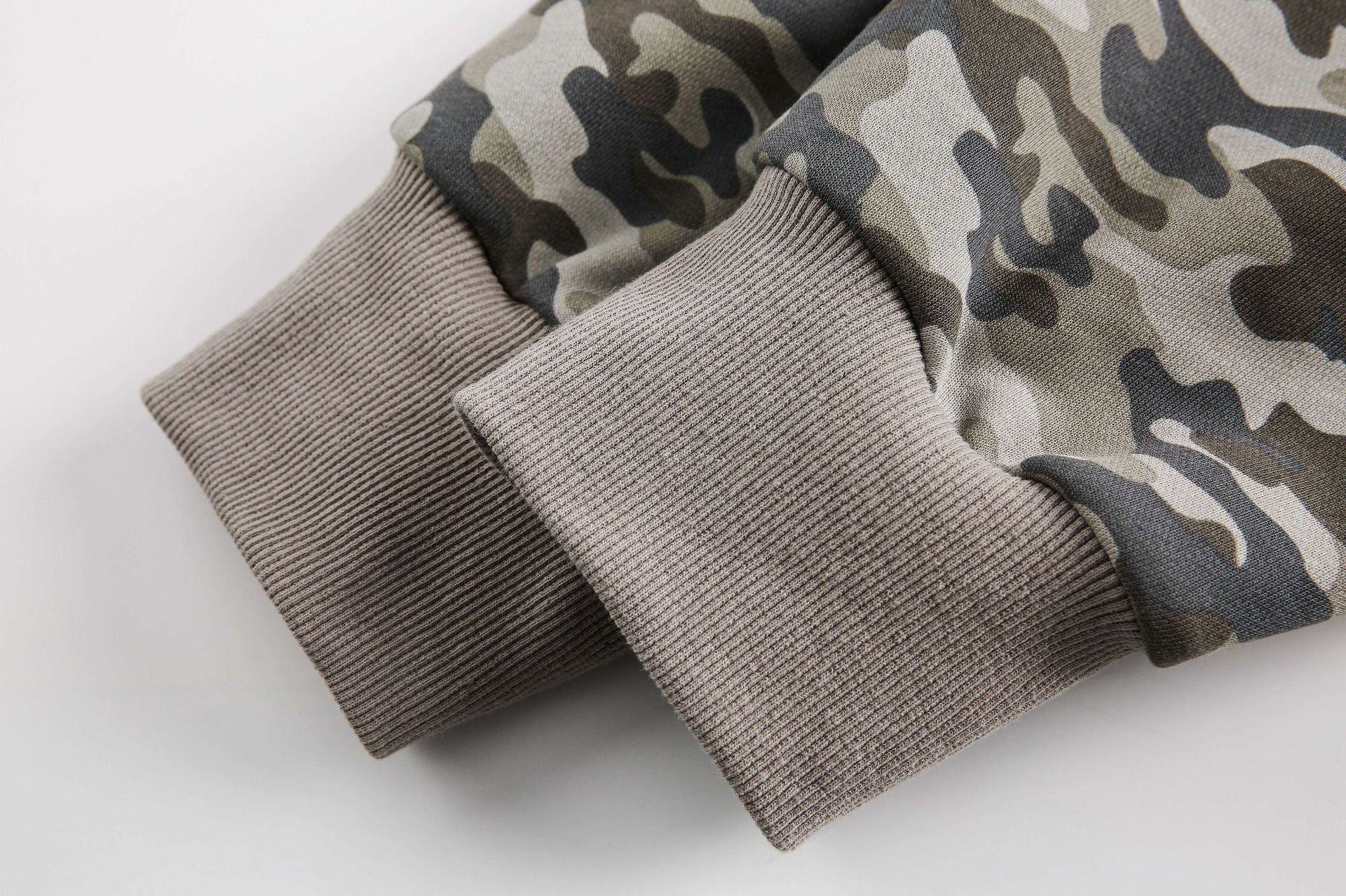 Zwoyren Camo Sweatshirt